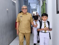 Pj Gubernur Aceh Antar Anak ke Sekolah