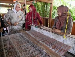 Pj Bupati Aceh Besar dan Istri Resmikan Rumah Tenun Mutiara Songket