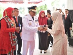 Pj Gubernur Aceh Serahkan Cenderamata untuk Keluarga Pahlawan