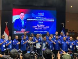 AHY Serahkan SK untuk Aminullah – Isnaini Maju Walikota Banda Aceh