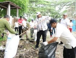 Pj Gubernur Safrizal Ikut Bersih Sampah di Stadion Harapan Bangsa