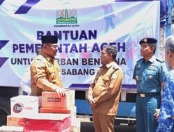 Pj Gubernur Aceh Serahkan Langsung Bantuan Masa Panik