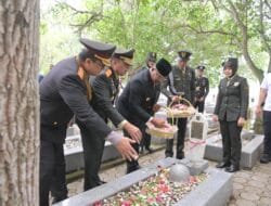 Sambut HUT TNI, Pj Gubernur Aceh Tabur Bunga di Taman Makam Pahlawan