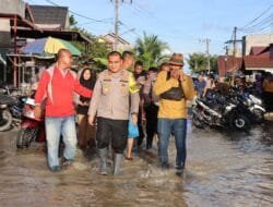 Kapolres Aceh Tamiang Bantu Korban Banjir di Seruway