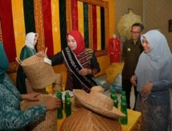 Pj Ketua Dekranasda Aceh Borong Karya Perajin Binaan Dekranasda Nagan Raya