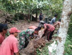 Prajurit Kodam IM Ajak Warga Gotong Royong Perbaikan Jembatan