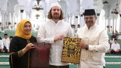 Pj Gubernur Aceh Saksikan Warga Australia Masuk Islam di Masjid Raya