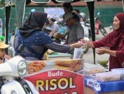 Takjil Ramadan ‘Diserbu’ Warga, Pasar Ketapang Padat Merayap
