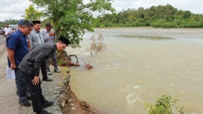 Bupati Aceh Barat Tinjau Abrasi Sungai, Janji segera Lakukan Normalisasi