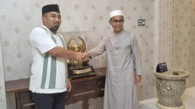 Kakwarcab Pramuka Aceh Besar Terima Piala Juara Umum MTR ke-24