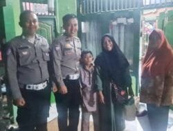 Aksi Mulia Polisi Bantu Ibu-Anak yang Kehabisan Tiket Bus Mudik
