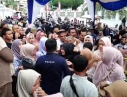 Demi Uang Baru BI, Pria dan Wanita Berdesakan Abaikan Syariat Islam