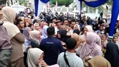 Demi Uang Baru BI, Pria dan Wanita Berdesakan Abaikan Syariat Islam