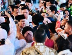 Presiden Prabowo Sambut Ribuan Warga di Istana Kepresidenan Jakarta