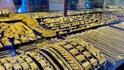 Harga Emas Turun Sedikit, Diprediksi Tembus 6 Juta Per Mayam