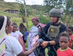 Prajurit Kodam IM Berbagi Kebahagiaan dengan Masyarakat Papua di Puncak Jaya