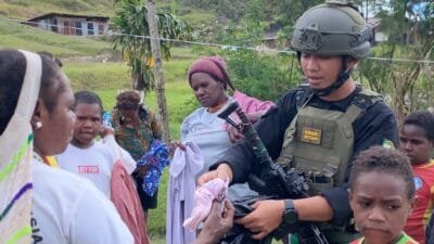Prajurit Kodam IM Berbagi Kebahagiaan dengan Masyarakat Papua di Puncak Jaya