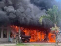 Kebakaran Ruko di Seunagan: Api Berkobar, Asap Tebal Membubung Tinggi