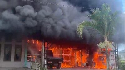 Kebakaran Ruko di Seunagan: Api Berkobar, Asap Tebal Membubung Tinggi