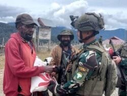 Satgas Yonif 112/DJ Menyerahkan Sembako ke Masyarakat di Papua Tengah