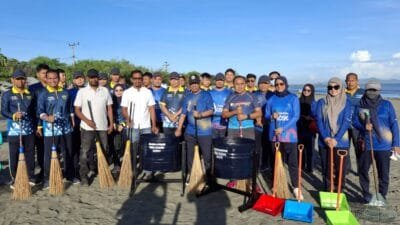 Bea Cukai Aceh Bersihkan Sampah di Pantai