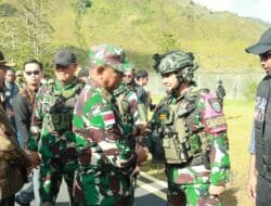 Satgas Yonif 112/DJ Amankan Perdamaian Ritual Adat Belah Kayu Doli di Puncak Jaya