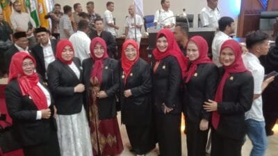Anggota DPRA Perempuan Kompak Pakai Kerudung Merah saat Pelantikan Bunda Salma