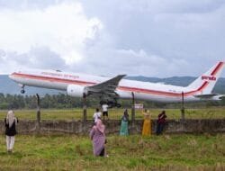 Cot Beut Jadi Destinasi Wisata Dadakan Musim Haji: Warga Menanti Pesawat Haji di Pinggir Sawah