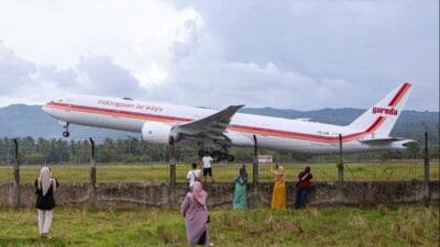 Cot Beut Jadi Destinasi Wisata Dadakan Musim Haji: Warga Menanti Pesawat Haji di Pinggir Sawah