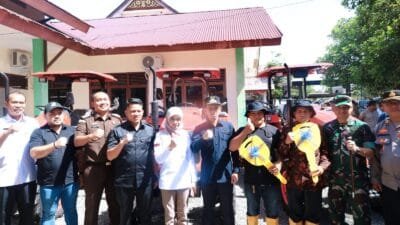 Bupati Aceh Barat Serahkan 10 Alat Pertanian Hasil Lobi ke Kementerian