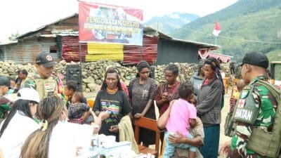 Satgas Yonif 112/DJ Gelar Pengobatan dan Bagi Makanan Bergizi Gratis di Puncak Jaya