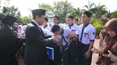 Wagub Aceh Pimpin Upacara Hardiknas, Apresiasi Inovasi Siswa