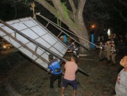 Malam-malam! Satpol PP-WH Tertibkan Baliho Diduga tanpa Izin