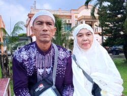 Mengharukan! Pasangan Suami Istri Naik Haji Setelah 20 Tahun Jualan Pisang Goreng