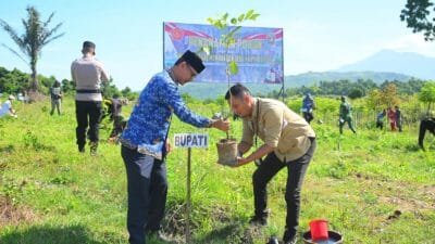 Pemkab Aceh Besar bersama Prajurit TNI Tanam 250 Pohon Produktif