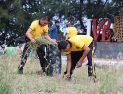 Polda Aceh Bersihkan Sampah di Pantai Ulee Lheue