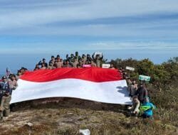 Tim Ekspedisi Bentangkan Merah Putih di Puncak Gunung Leuser