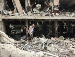 Keluar dari Tempat Persembunyian, Warga Israel Disambut Hujan Rudal