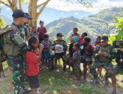 Lakukan Pembinaan Teritorial, Satgas Yonif 112/DJ Silahturahmi dengan Warga Puncak Jaya