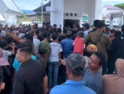 Seribuan Orang Terobos Masuk Pendopo Gubernur Aceh