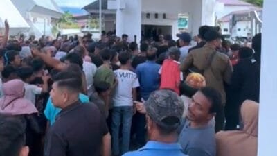 Seribuan Orang Terobos Masuk Pendopo Gubernur Aceh
