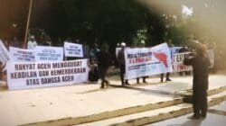 Massa Tuntut Aceh Menentukan Nasibnya Sendiri