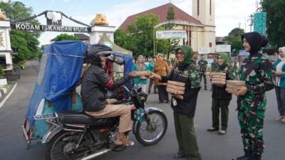 Mencari Berkah Jumat, Kodam IM Rutin Berbagi Makanan ke Warga