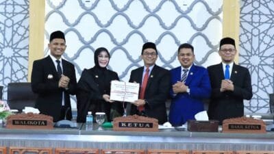 Illiza Serahkan Raqan Pajak dan Retribusi Daerah kepada Legislatif