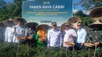 Sekda Aceh Besar Panen Raya Cabe dan Ikan Nila di Rutan Kelas IIB Jantho