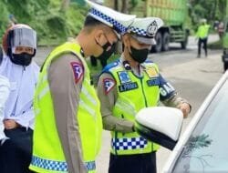 Operasi Patuh 2025, Polisi Tindak Pengendara Sambil Main HP hingga Pengemudi di Bawah Umur