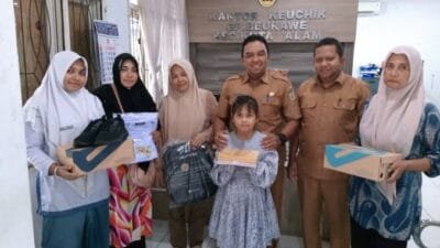 Gampong Beurawe Bantu Perlengkapan Anak Sekolah dari Keluarga Kurang Mampu