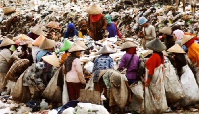 Penduduk Miskin di Indonesia Naik atau Turun? Begini Kata BPS