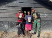 Satgas Yonif 112/DJ Bagikan Sembako di Pedalaman Papua