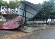 Garasi Ambulance Puskesmas Lhoong Roboh Diterpa Angin Kencang
